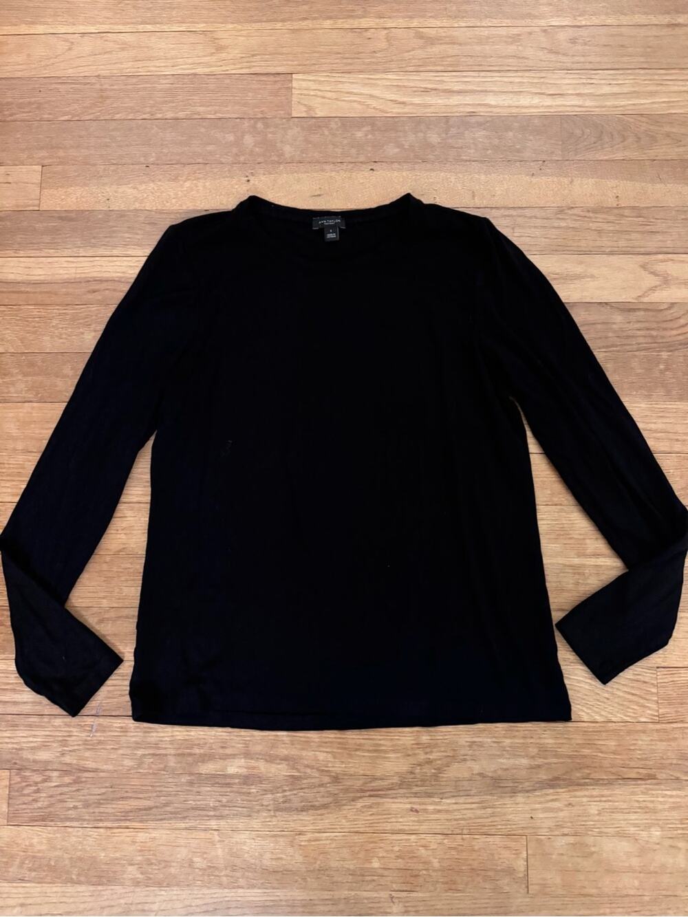 Ann Taylor Women's Black Long Sleeve Top - Size S
b82
